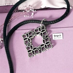 5 For $25💫Small Square Silver Filigree Floral Pendant Necklace